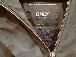 Parka Only verde con capucha de pelo