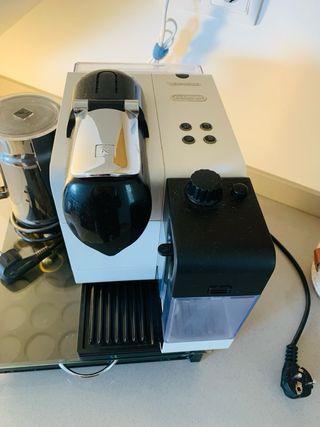 Cafetera Nespresso DeLonghi Lattissima
