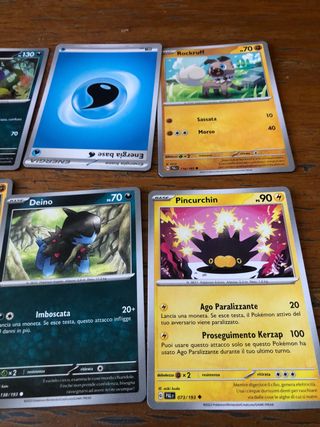 Carte Pokemon: Pawmi, Larvitar, Deino, Rockruff