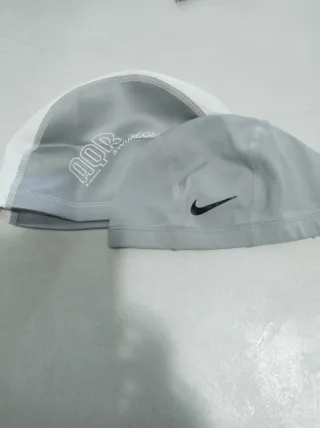 2 cuffie da nuoto Nike e AQR
