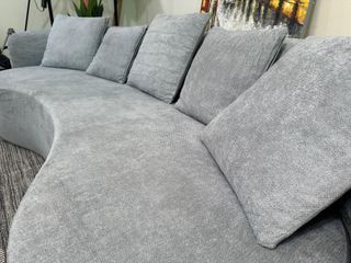 Sofá con cojines a juego