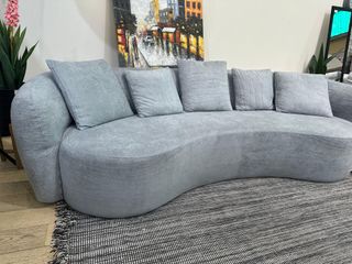 Sofá con cojines a juego