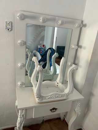 Tocador blanco con espejo y luces