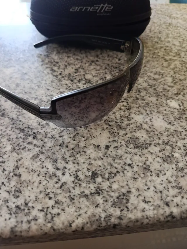 Gafas de sol Arnette negras y marrones