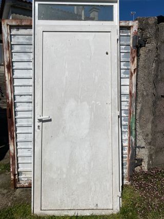 Puerta aluminio blanca con cristal