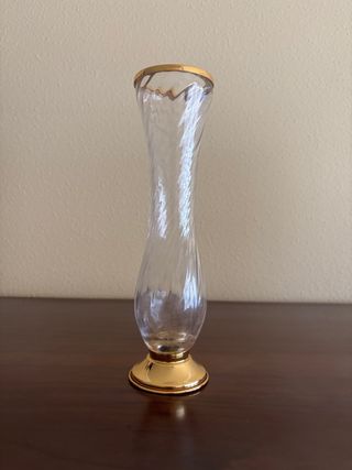 Florero de cristal con borde dorado