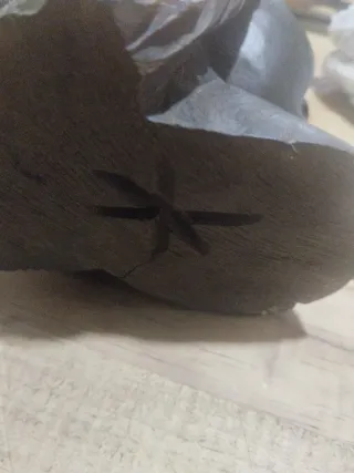 Figura tallada en madera noble ,pesado