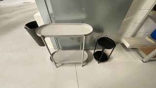 Soporte para plantas de metal gris y soporte negro