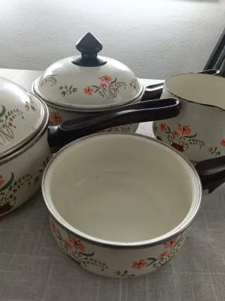 Set di pentole vintage con fiori arancioni