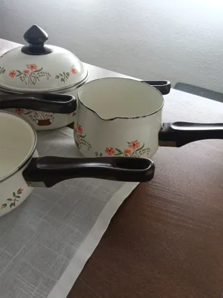 Set di pentole vintage con fiori arancioni