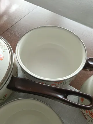 Set di pentole vintage con fiori arancioni