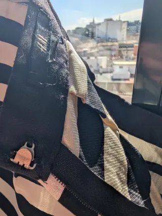 Falda de rayas blancas y negras