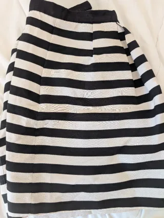 Falda de rayas blancas y negras