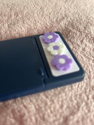 Tarjetero imán móvil flores moradas y blancas