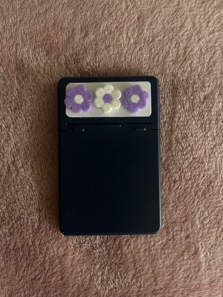 Tarjetero imán móvil flores moradas y blancas