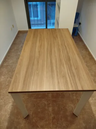 Mesa de oficina KUNNA moderna y elegante.