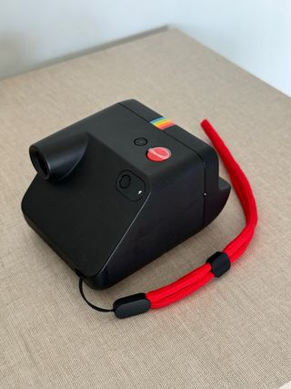 Cámara Polaroid Go Negra con Correa Roja