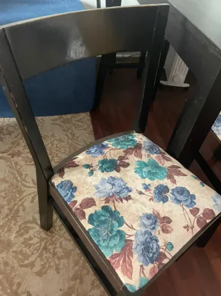 Mesa de comedor extensible de madera con 4 sillas.