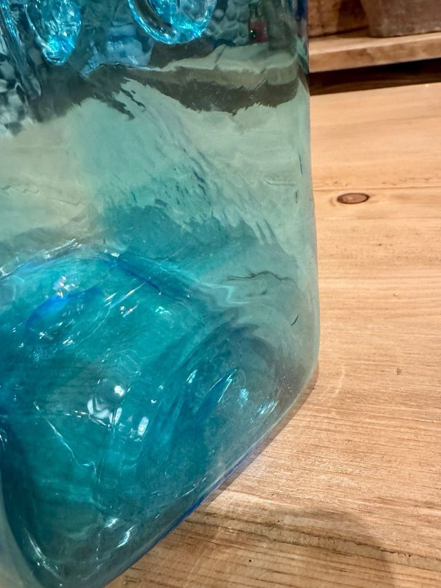 Cesto de cristal azul hecho a mano