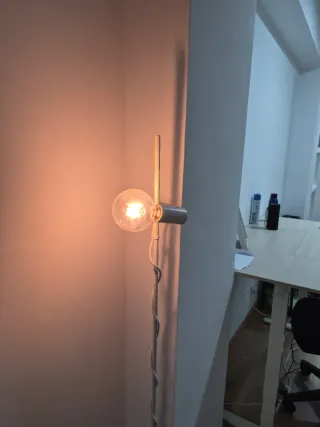 Lámpara de pie blanca