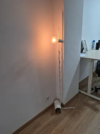 Lámpara de pie blanca