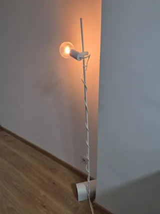 Lámpara de pie blanca