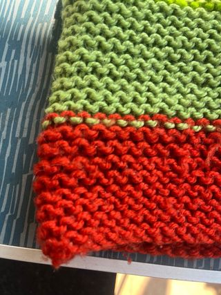 Buff verde y rojo tejido a mano