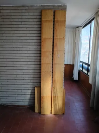 Estantería de pino macizo.
