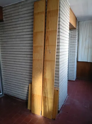 Estantería de pino macizo.