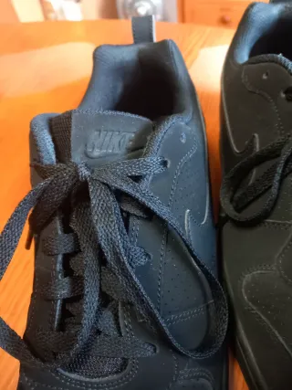 Zapatillas Nike Negras Talla 46. Sólo tiene 2 pues