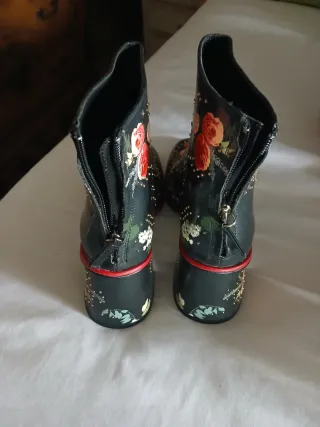Botines negros pintados a mano con cremallera