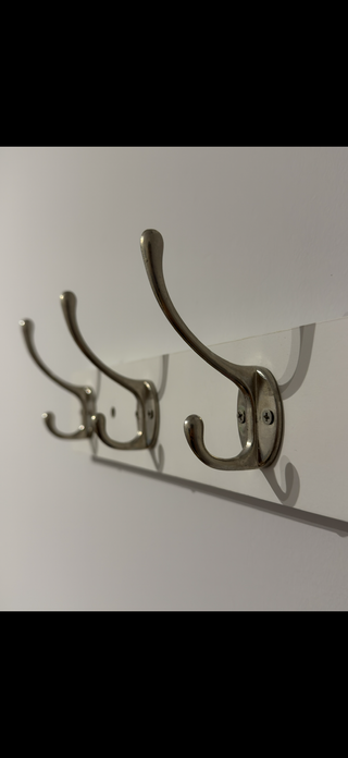 Perchero de pared blanco y plata