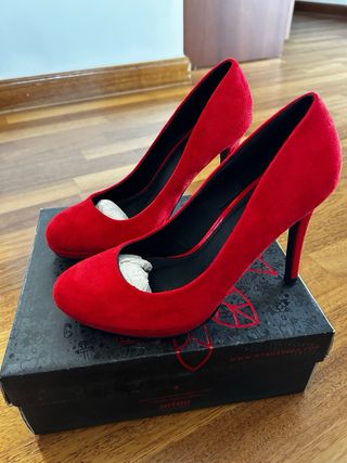 Zapatos de tacón rojos MTNG sin usar