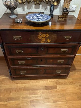 Cómoda antigua de madera (nogal)