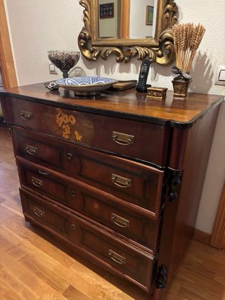 Cómoda antigua de madera (nogal)