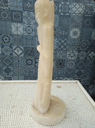 Figura antigua de mármol