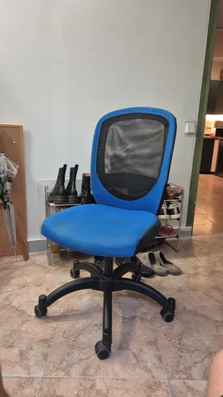 Silla de oficina azul y negra