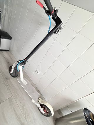 Patinete Eléctrico Xiaomi con suspensión y casco.