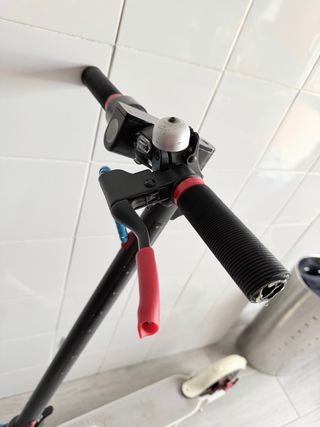 Patinete Eléctrico Xiaomi con suspensión y casco.