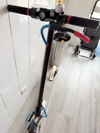 Patinete Eléctrico Xiaomi con suspensión y casco.