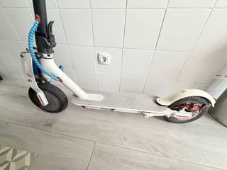 Patinete Eléctrico Xiaomi con suspensión y casco.