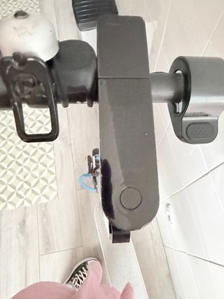 Patinete Eléctrico Xiaomi con suspensión y casco.