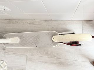 Patinete Eléctrico Xiaomi con suspensión y casco.