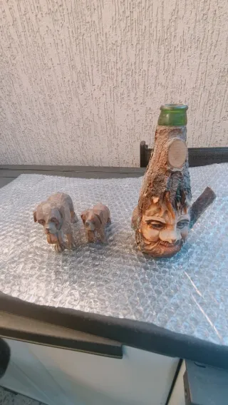 Bottiglia effetto tronco con volto intagliato