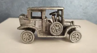 Modellino auto d'epoca in metallo
