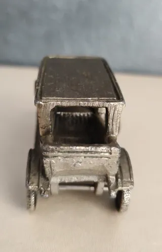 Modellino auto d'epoca in metallo
