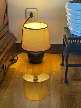 Lámpara sobremesa y salva mantel