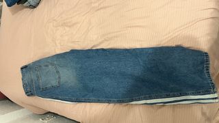 Pantalones vaqueros con raya lateral