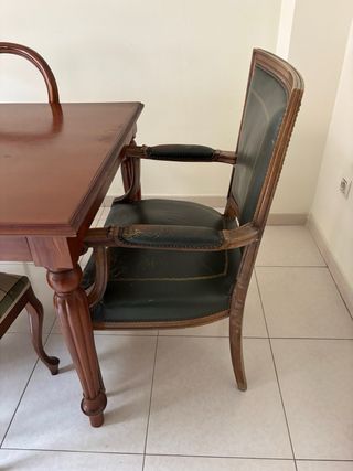 Sillones tapizados verdes y madera