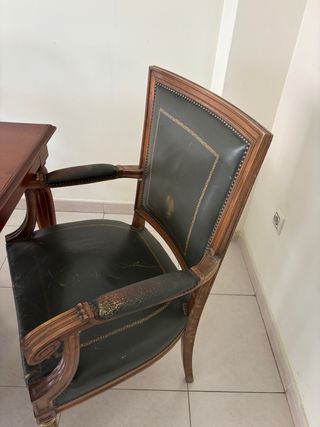 Sillones tapizados verdes y madera